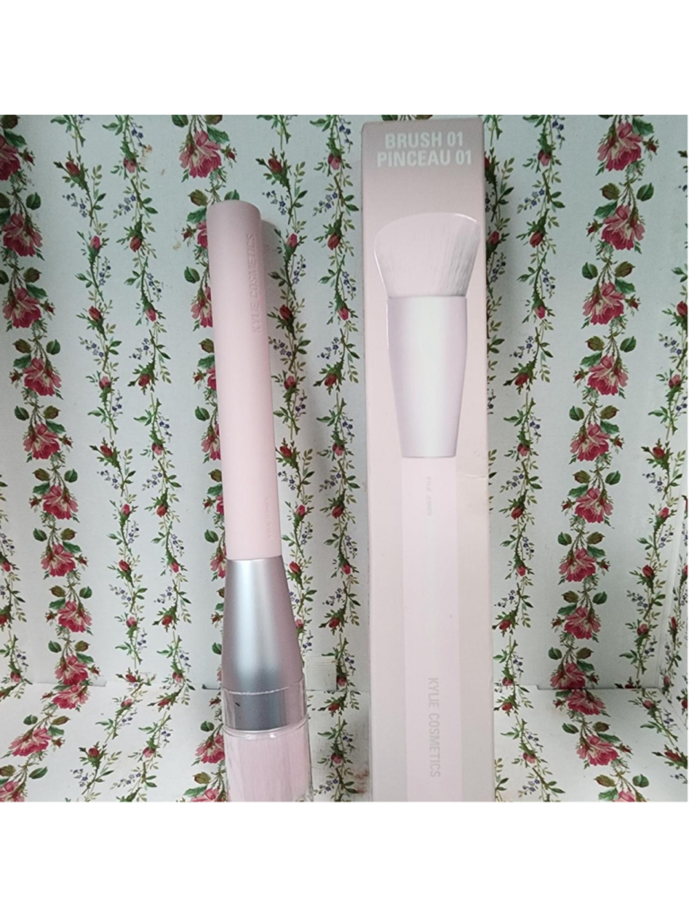 Kylie Cosmetics Pink Pinceau Brush 01
#kylie #makeup